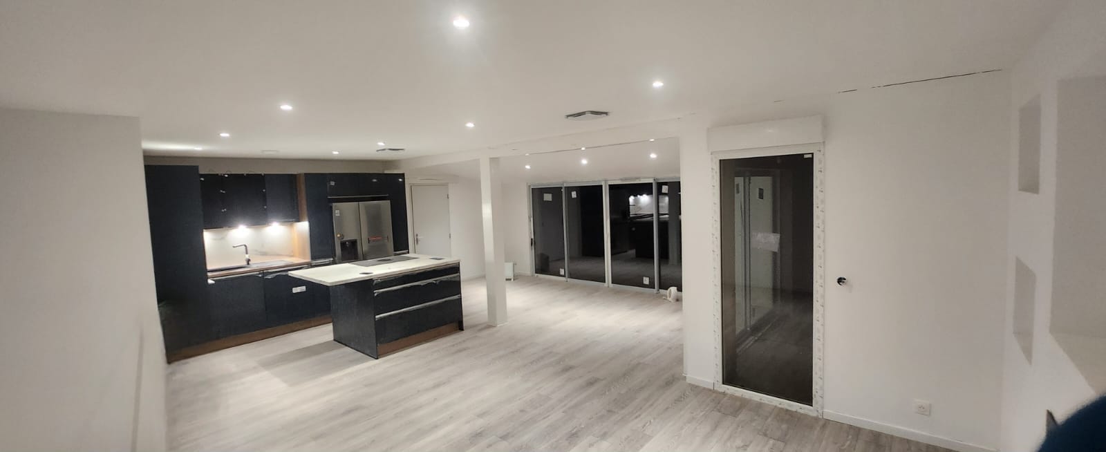 Rénovation intérieure avec faux plafond et éclairage encastré