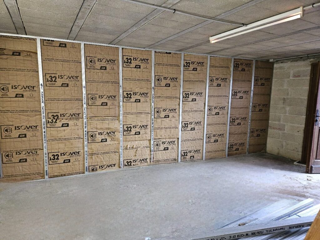 Isolation intérieure des murs avec panneaux isolants ISOVER dans une pièce en rénovation