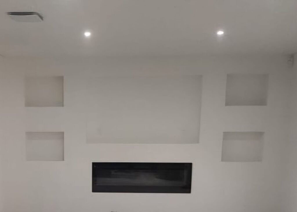 Réalisation en plâtrerie avec niches murales et intégration d’une cheminée