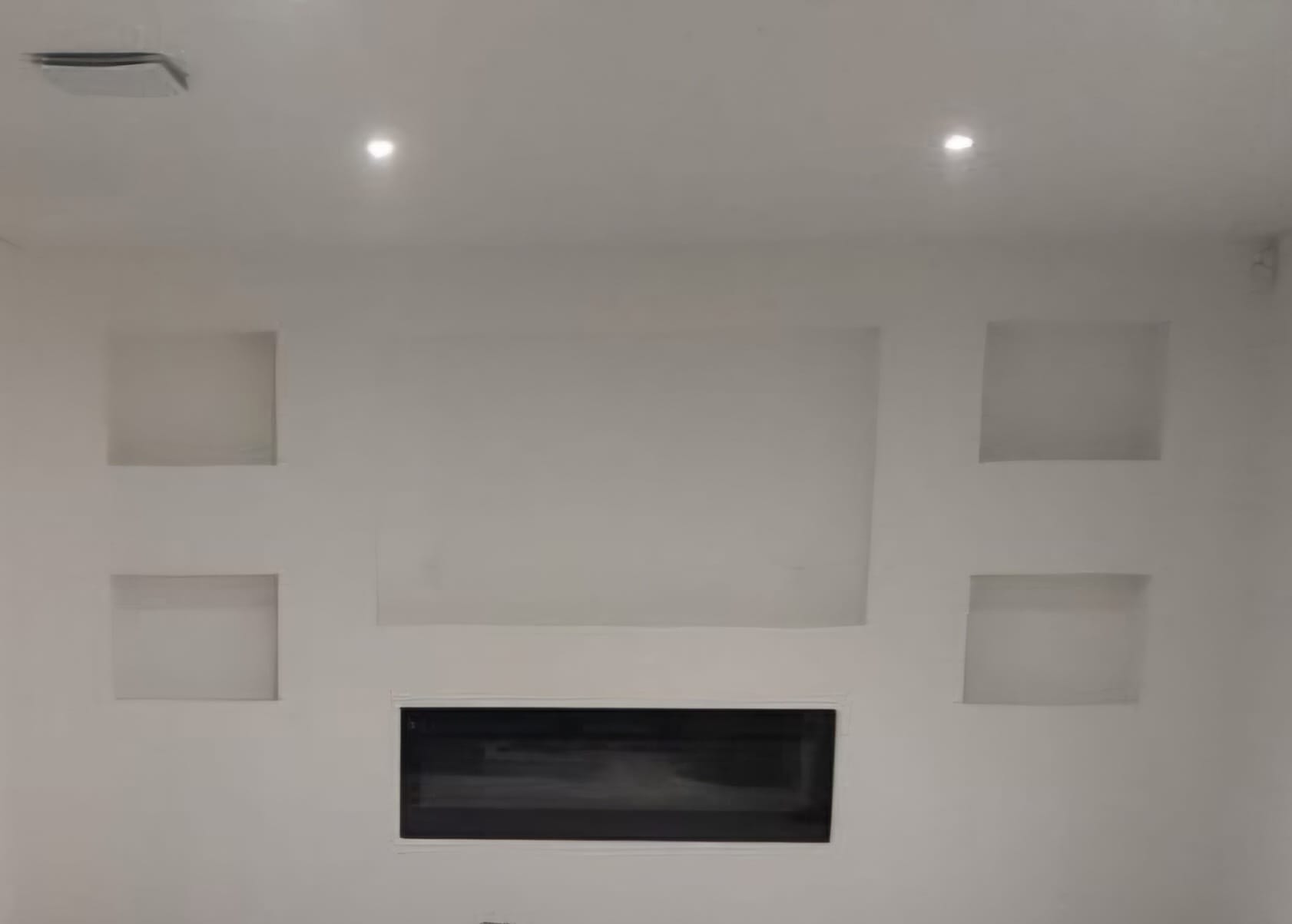 Réalisation en plâtrerie avec niches murales et intégration d’une cheminée