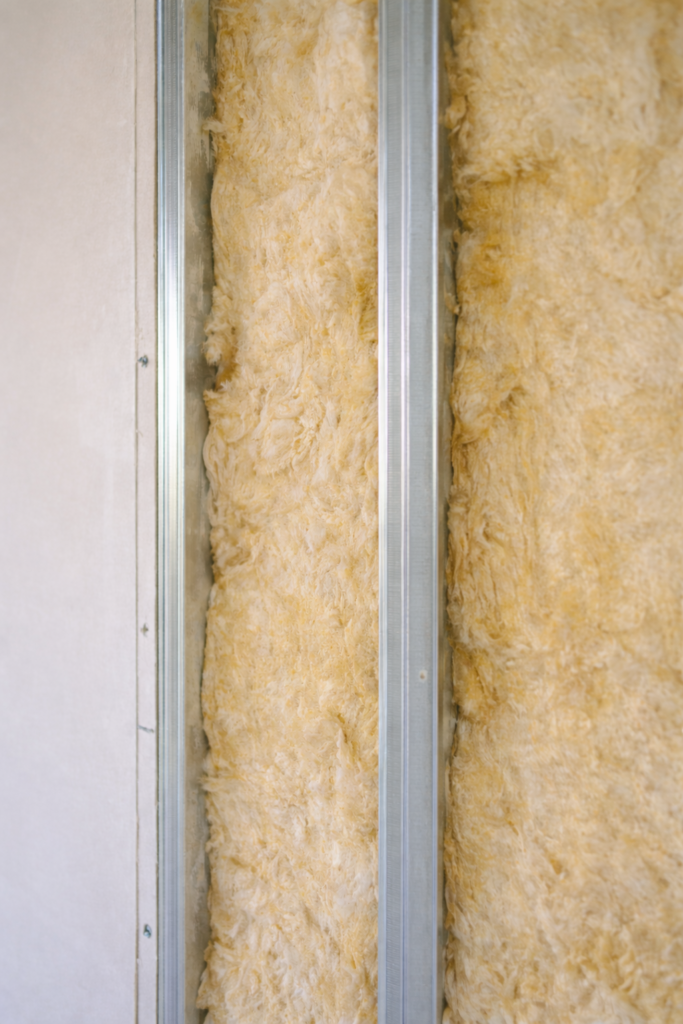 Isolation intérieure des murs avec laine isolante