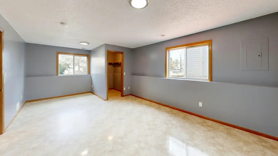 Pièce rénovée avec faux plafond et finitions intérieures soignées